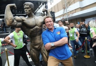 Estátua de Schwarzenegger chega ao Largo da Batata neste sábado