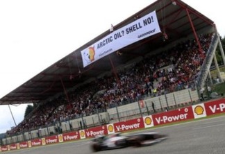 Greenpeace constrange Shell com banners no GP da Bélgica