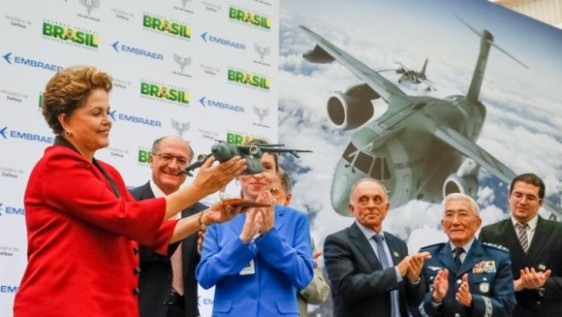 Dilma Roussef e demais autoridades estiveram presente no lançamento do hangar da Embraer.