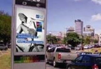 Camisinhas Blowtex em mobiliário urbano de Salvador
