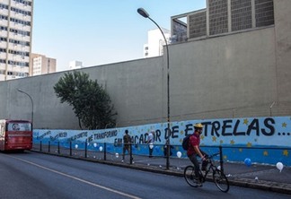 Intervenção urbana leva poesia aos muros de Curitiba