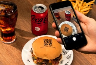 Coca-Cola cria hambúrguer com QR code em ação contra fome