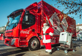 Ação da ABB, Coca-Cola e Volvo na Itália tem Papai Noel viajando em caminhão elétrico