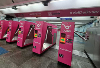 Buser envelopa de rosa metrô no terminal Tietê