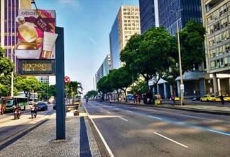 Boticário toma ruas do RJ com kits gigantes em campanha de Dia das Mães