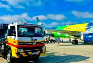 Raízen promove primeiro abastecimento de aeronaves com caminhão elétrico
