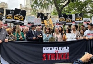 Atores de Hollywood entram em greve contra I.A. e pela remuneração no streaming