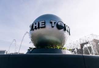 The Town começa a se destacar com cenografia a 30 dias do festival