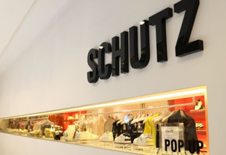 Schutz inaugura pop up de full look no Shopping Iguatemi São Paulo