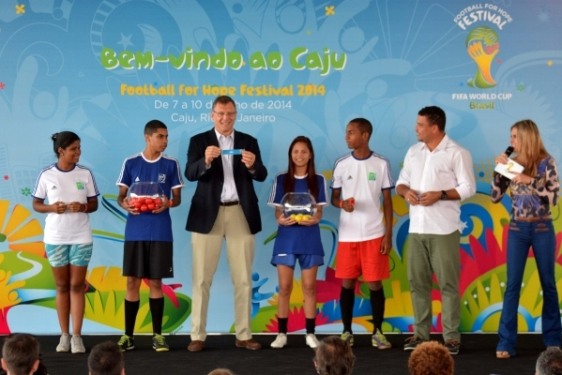Jerome Walcke, o ex jogador Ronaldo e Fernanda Lima, junto com as crianças dos projetos sociais, realizaram o sorteio dos grupos do Festival.