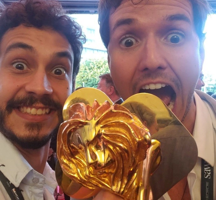 Rafael Vallaperde e Milton Menezes da Lightfarm com o Leão de Ouro