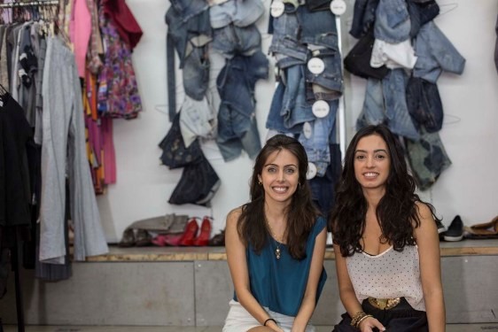  Giovanna Nader e Raquel Vitti Lino apostam no conceito estrangeiro “clothing swap”.