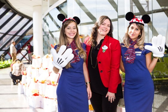 Paula Menna Barreto, gerente de RP da Disney Destinations no embarque do novo voo da TAM Linhas Aéreas.