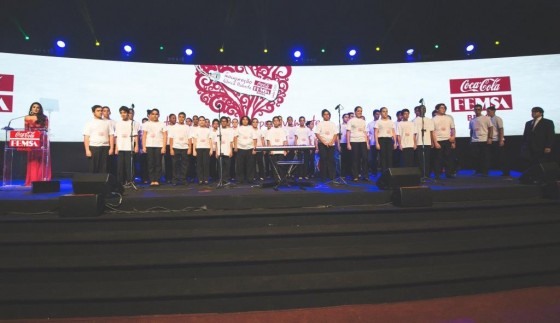 Coral de crianças de Itabirito cantam hino nacional. Cerimônia reforçou os  laços da Coca Cola FEMSA com a comunidade local na inauguração da nova fábrica 