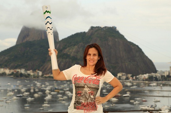 Primeira brasileira a conduzir uma Tocha na história, Lara Leite de Castro posa com o modelo dos Jogos Olímpicos Rio 2016.