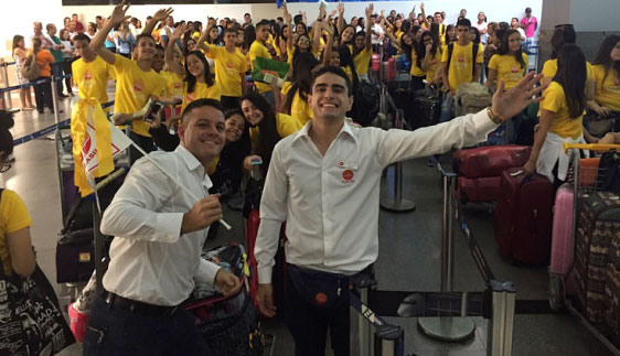 Embarque do primeiro grupo de passageiros liderados pelos guias Kontik Jovem no Aeroporto de Salvador (18 de Junho de 2015)