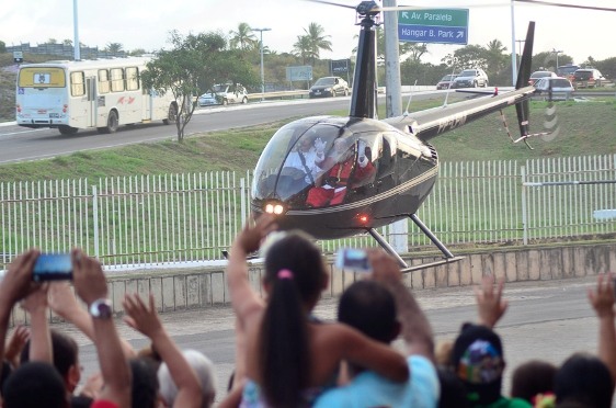 A chegada do Papai Noel de helicóptero encantou crianças e adultos.
