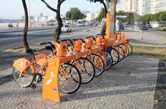 bicicleta laranja itau