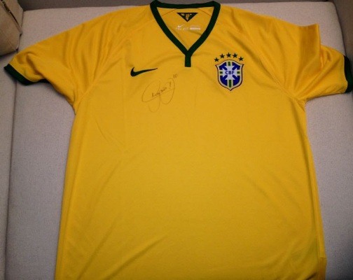 Neymar deixou seu autógrafo na camisa oficial da Seleção Brasileira.