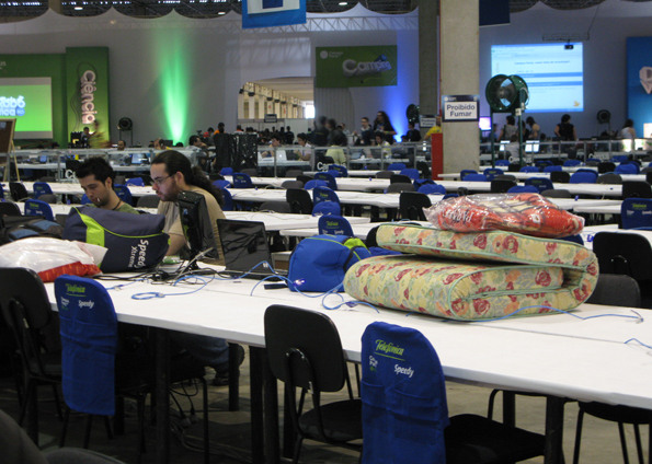 No primeiro dia, máquinas dividiam espaço com colchões e cobertores sobre as mesas. (Foto: Mirella Nascimento/G1)