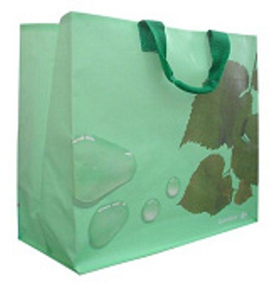 Carrefour distribui sacolas retornáveis aos clientes.