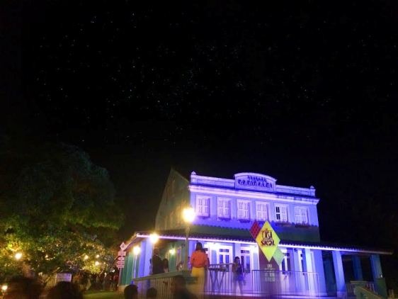  A Casa Skol durante a noite no charmoso Santo Antônio Além do Carmo.