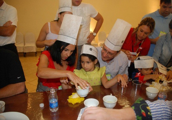 O workshop de culinária com Alessandro Segato prendeu a atenção das crianças.