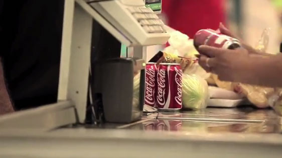 A Coca-Cola aproveitou o 'beep' dos caixas dos supermercados para promover a felicidade.