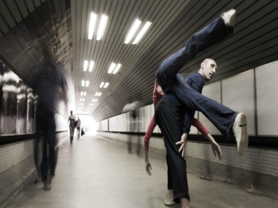 Apresentação do projeto de dança contemporânea Disseminar Contato que acontece nas estações de metrô e paradas de ônibus em Brasília.