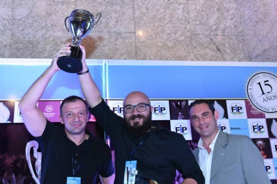 Alexandre Carmona ( direita) ergue a FIP Cup que volta para o Brasil em 2014