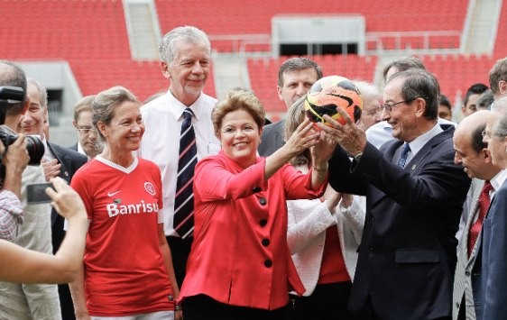 Durante a visita ao estádio, Dilma Roussef confirmou a liberação de recursos para a conclusão das obras do entorno do estádio (Foto: Luciano Lanes/PMPA).