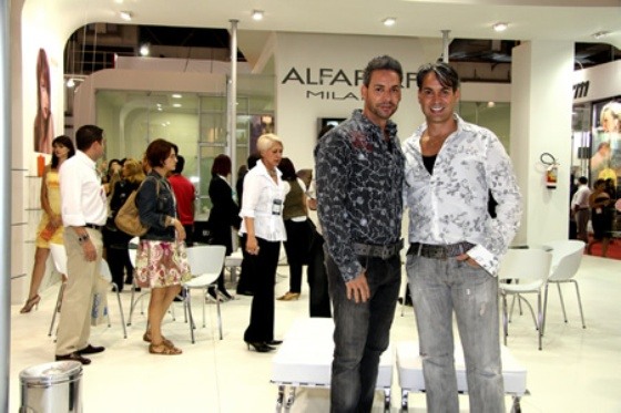 Estande da Alfaparf com os gêmeos Maurício e Roberto Martins.