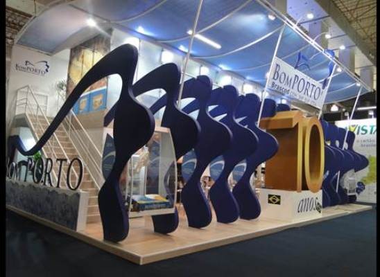  foi escolhido o perfil de espinhas de peixe (representadas pelo logotipo da empresa) para caracterizar os 10 anos de atuação da marca portuguesa no Brasil.
