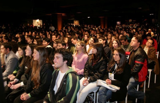 Os estudantes na maior concentração durante a realização das palestras.