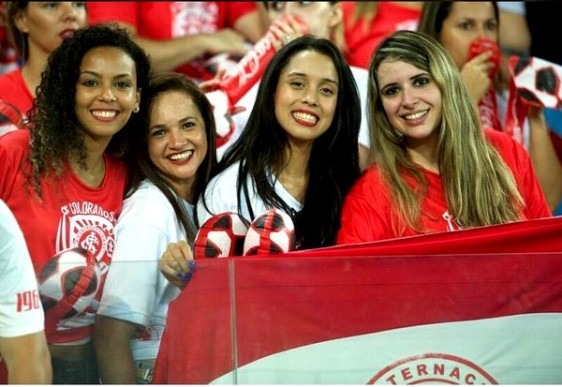 As mulheres foram as grandes estrelas no jogo do Inter contra o Atlético Paranaense.