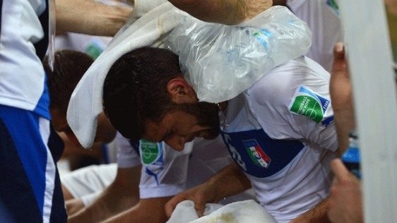 Candreva tenta se refrescar no forte calor de Fortaleza durante a Copa das Confederações em 2013.