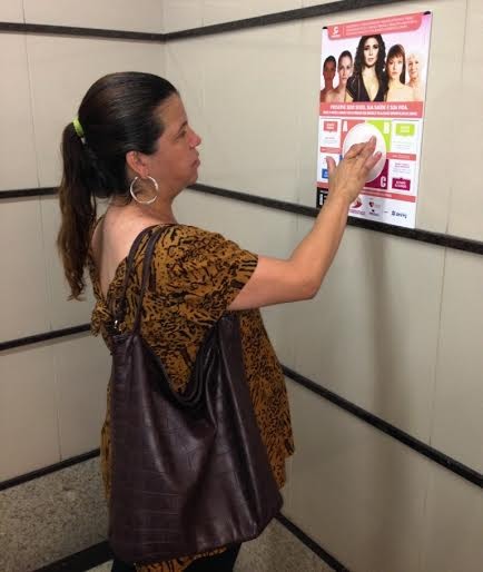 Cliente testando a ação implantada nos banheiros femininos do centro de compras.