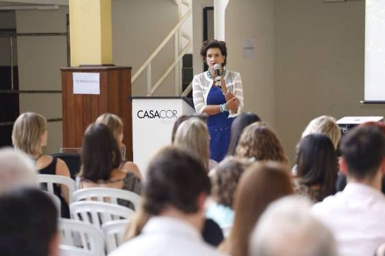 Marina Nessi durante uma conversa com os arquitetos participantes da edição 2015 da Casa Cor Paraná.