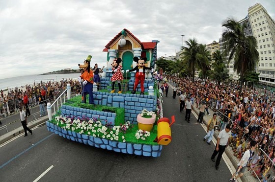 Carro alegórico que fechou a Parada Disney com Mickey e seus  amigos (Foto: Marcos  Rosa).