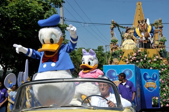 Pato Donald e Margarida abriram o desfile em São Paulo.