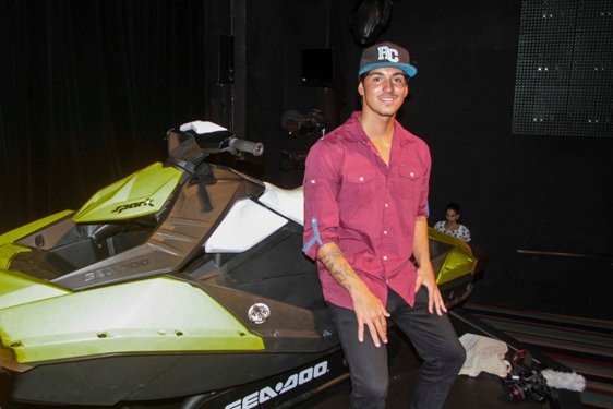 Gabriel Medina foi presenteado com uma moto aquática.