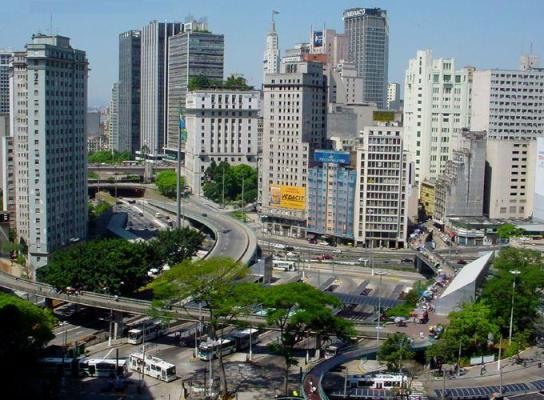 São Paulo é o principal centro financeiro, corporativo e mercantil da AL e palco de grandes eventos.
