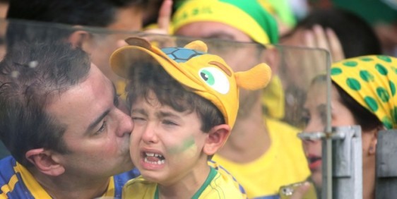 O pequeno torcedor chora após derrota da Seleção Brasileira. Mal sabe ele o que há por trás de um simples jogo de futebol.
