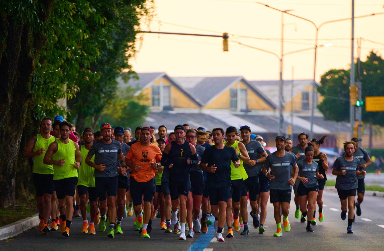 Olympikus levou a comunidade corredora de Porto Alegre para um treino especial de aquecimento para a Maratona Int. de Porto Alegre. Em um percurso inédito, os mais de 300 participantes puderam correr dentro do Mercado Público, o mais antigo do Brasil.