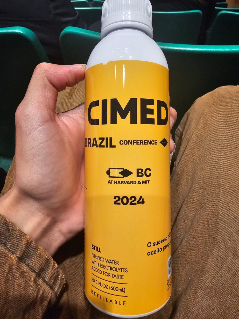 A Cimed expandiu sua estratégia de marketing até Harvard, realizando uma ativação presencial durante a Brazil Conference, onde distribuiu duas mil garrafas personalizadas de cor amarela. Essas garrafas foram vistas sendo utilizadas pelos brasileiros em vários locais da conferência.