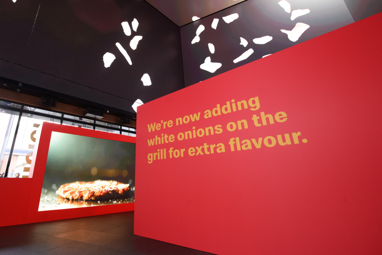 O McDonald's realizou uma experiência imersiva no Outernet de Londres para marcar o lançamento nacional de sua linha "aprimorada" de hambúrgueres de carne bovina.