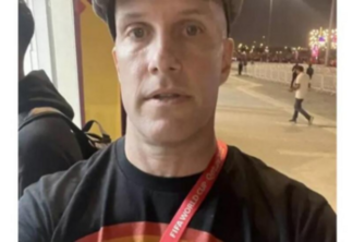 Jornalista barrado com camisa LGBTQIA+ no Catar morre na partida entre Argentina e Holanda