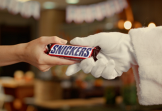 Snickers confunde Páscoa com Natal e Halloween em campanha