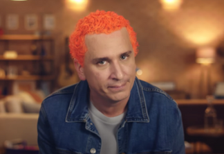 Rafael Portugal pinta cabelo de laranja para ação do Itaú