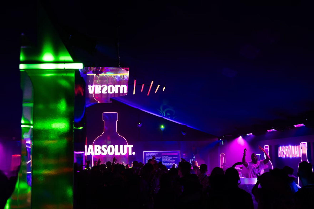 A Absolut convidou os consumidores do Coachella a "quebrar o gelo" em sua ativação Absolut.Land. 